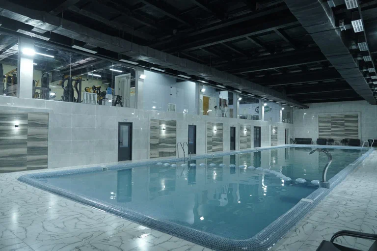 Sauna va hovuz